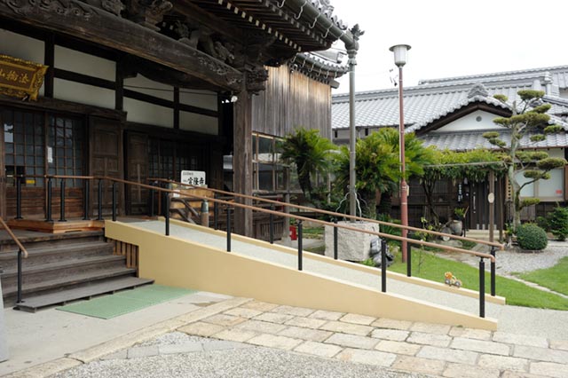 宣隆寺の本堂とスロープ